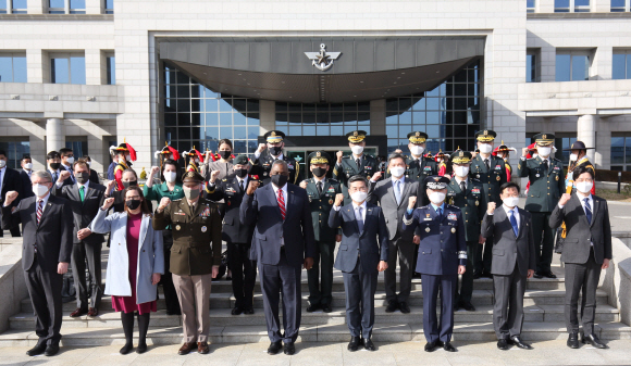 서욱 국방부 장관과 국방부 관계자들이 17일 오후 서울 용산구 국방부 청사에서 로이드 오스틴 미국 국방장관과 기념촬영을 하고 있다. 2021. 3. 17 사진공동취재단