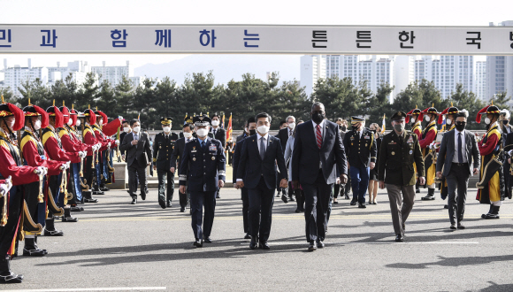 취임 후 처음으로 방한한 로이드 오스틴 미 국방 장관과 서욱 국방부 장관이 17일 오후 서울 용산국 국방부에서 의장행사를 마치고 한미 국방장관회담을 위해 청사 안으로 이동하고 있다. 2021.03.17 사진공동취재단
