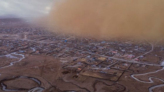 몽골에서 발생한 모래폭풍이 마을을 덮치는 모습. 몽골 국가방재청