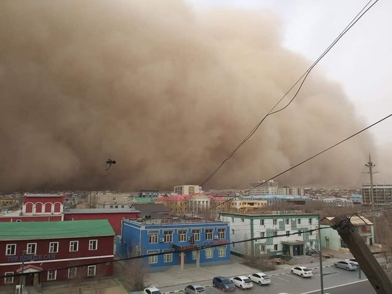 몽골에서 발생한 모래폭풍이 마을을 덮치는 모습. 몽골 국가방재청