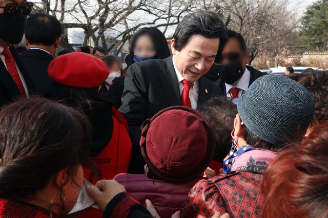 지지자들과 인사 나누는 허경영 대표