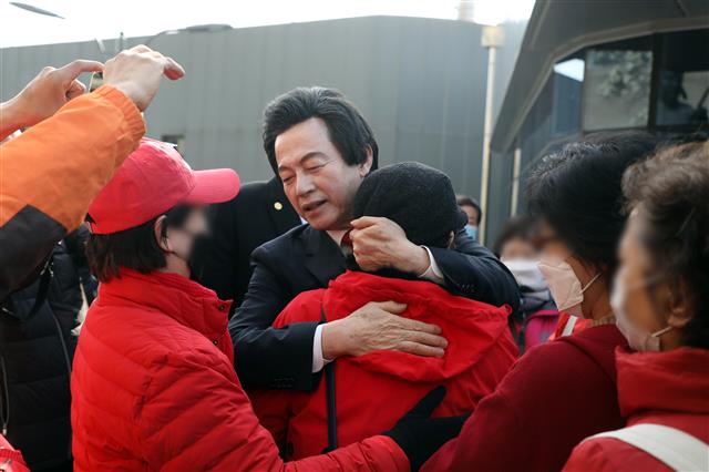 허경영 대표, 마스크 벗고 지지자들과 포옹