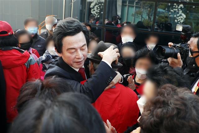 지지자들과 포옹하는 허경영 대표