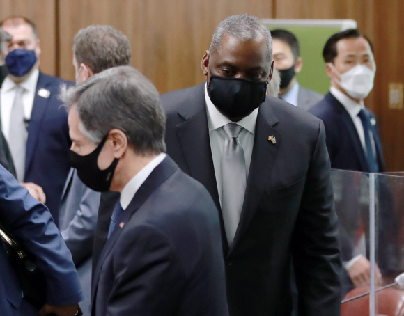 18일 오전 서울 종로구 외교부 청사에서 열린 한미 외교?국방장관회의에 앞서 토니 블링컨 미 국무장관, 로이드 오스틴 국방장관이 자리로 향하고 있다. 2021.3.18. 사진공동취재단
