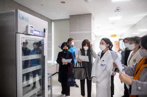 18일 오전 서울 성동구청 대강당에서 열린 서울시 1호 코로나19 예방접종센터 운영 모의훈련에서 질병관리청, 행정안전부, 서울시 등 평가위원들이 코로나19 백신 조제실 현장점검을 하고 있다. 2021. 3. 18 박지환 기자  popocar@seoul.co.kr