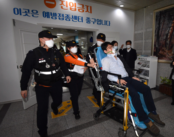 18일 서울 성동구 성동구청 대강당에 마련된 서울시 백신접종센터에서 열린 모의 훈련에서 아낙필라시스긴급환자를 이송하는 훈련이 진행되고 있다. 2021. 3. 18 박지환 기자  popocar@seoul.co.kr