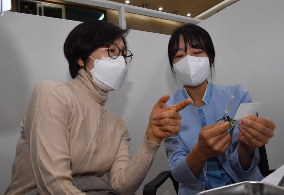 18일 서울 성동구 성동구청 대강당에 마련된 서울시 백신접종센터에서 열린 모의 훈련에서 간호사가 백신에 대해 설명하고 있다. 2021. 3. 18 박지환 기자  popocar@seoul.co.kr