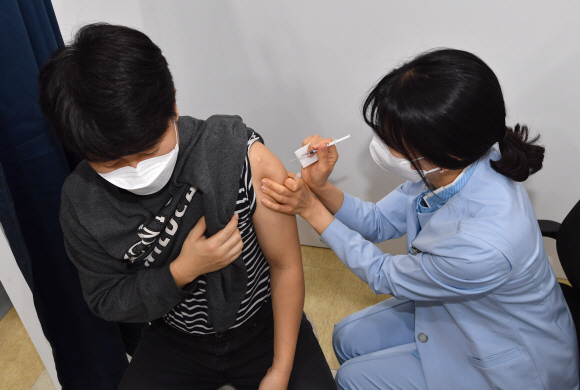 18일 서울 성동구 성동구청 대강당에 마련된 서울시 백신접종센터에서 열린 모의 훈련에서 간호사가 시민에게 접종을 하고 있다. 2021. 3. 18 박지환 기자  popocar@seoul.co.kr