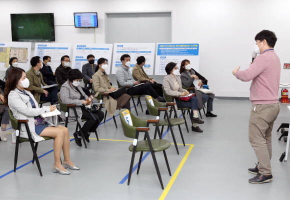 18일 서울 성동구청에서 열린 백신접종센터 운영 모의훈련에서 평가위원들이 시설?운영을 점검하고 있다. 성동구청 대강당에 마련된 서울시 1호 백신접종센터는 3월 31일(예정)부터 하루 600명씩 접종을 실시하게 된다. 2021. 3. 18 박지환 기자  popocar@seoul.co.kr