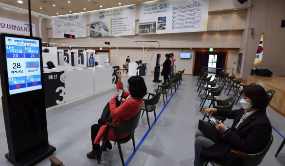 18일 오전 서울 성동구청 대강당에서  서울시 1호 백신접종센터 운영 모의 훈련이 진행되고 있다. 백신접종센터는  오는 31일(예정)부터 접종 완료시까지 우선접종 대상자와 성동구 주민을 대상으로 하루 600명을 접종할 예정이다. 2021. 3. 18 박지환 기자  popocar@seoul.co.kr