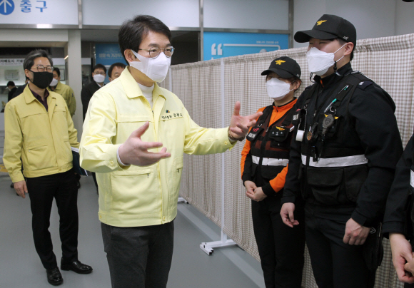 정원오 성동구청장이 18일 성동구청 백신접종센터 운영 모의훈련에 참가한 소방대원들을 격려하고 긴급상황시 환자이송대책 등을 논의하고 있다. 2021. 3. 18 박지환 기자  popocar@seoul.co.kr