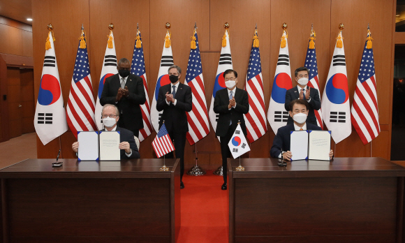 로버트 랩슨 주한 미국대사 대리와 정은보 외교부 한미 방위비분담금 협상대사가 18일 오전 서울 종로구 외교부 청사에서 열린 한미 방위비분담특별협정(SMA) 가서명식을 마치고 합의문을 들어 보이고 있다. 2021. 3. 18 사진공동취재단