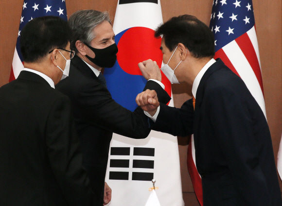 토니 블링컨 미구 국무장관과 정은보 외교부 한미 방위비분담금 협상대사가 18일 오전 서울 종로구 외교부 청사에서 진행된 한미 방위비분담특별협정(SMA) 가서명식에서 팔꿈치 인사를 하고 있다. 2021. 3. 18 사진공동취재단