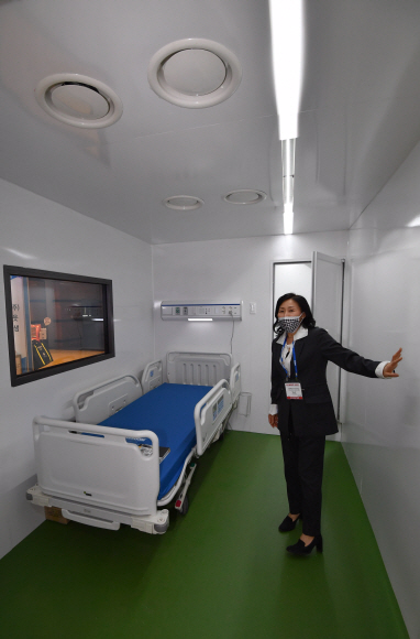 18일 서울 코엑스에서 열린 제36회 국제 의료기기·병원설비 전시회에서 의료기기 관계자가 이동식 음압병동을 선보이고 있다. 2021.3.18 박지환기자 popocar@seoul.co.kr