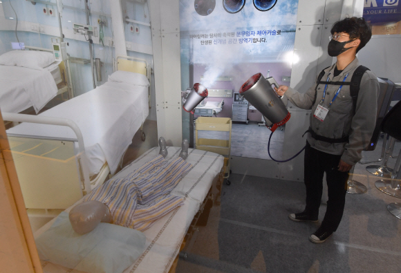 18일 서울 코엑스에서 열린 제36회 국제 의료기기?병원설비 전시회에서 리텍 에프이에스 관계자가 비산분무로 방역효과를 높힌 바이킬러제품을 선보이고 있다.  2021.3.18 박지환기자 popocar@seoul.co.kr