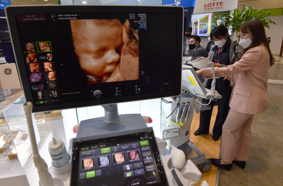 18일 서울 코엑스에서 열린 제36회 국제 의료기기?병원설비 전시회에서 GE헬스케어 관계자가  산부인과 전문초음파기기를 선보이고 있다. 2021.3.18 박지환기자 popocar@seoul.co.kr