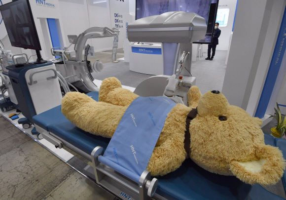 18일 서울 코엑스에서 열린 제36회 국제 의료기기·병원설비 전시회에서 HNT 메디컬 관계자가 체외충격파쇄석기를 선보이고 있다.  2021.3.18 박지환기자 popocar@seoul.co.kr