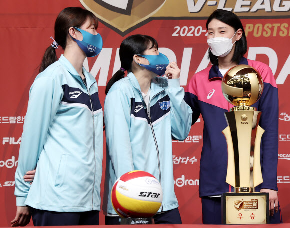 상대편이지만 웃음이 넘치는 기념촬영