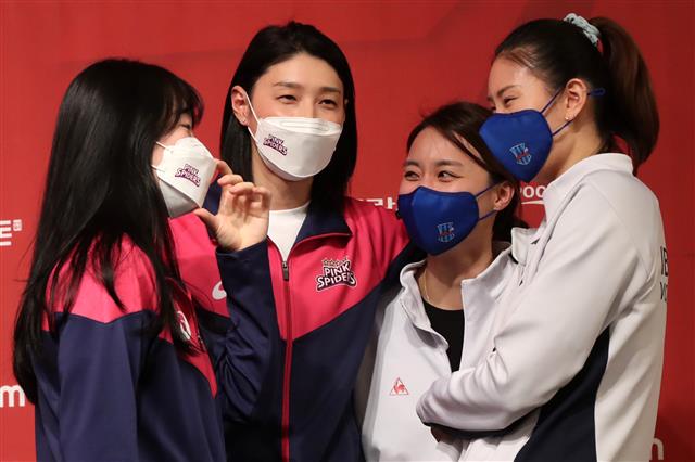 ‘플레이오프 앞두고 화기애애’