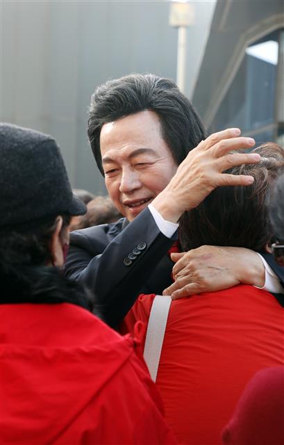 후보등록 마치고 지지자들과 포옹하는 허경영 대표
