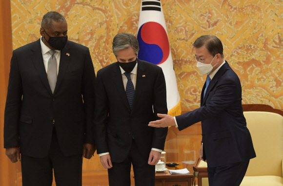 문재인 대통령이 18일 오후 청와대 본관에서 토니 블링컨 미 국무부장관과 로이드 오스틴 미 국방부장관을 접견하기에 앞서 기념촬영을 하고 있다. 2021. 3. 18 도준석 기자 pado@seoul.co.kr