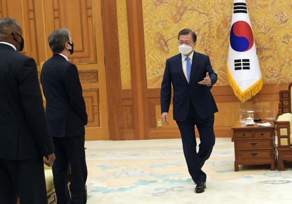 문재인 대통령이 18일 오후 청와대 본관에서 토니 블링컨 미 국무부장관과 로이드 오스틴 미 국방부장관을 접견하고 있다.  2021. 3. 18 도준석 기자 pado@seoul.co.kr