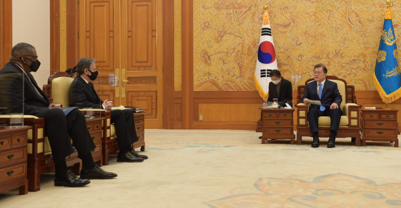 문재인 대통령이 18일 오후 청와대 본관에서 토니 블링컨 미 국무부장관과 로이드 오스틴 미 국방부장관을 접견하고 인사말을 하고 있다. 2021. 3. 18 도준석 기자 pado@seoul.co.kr