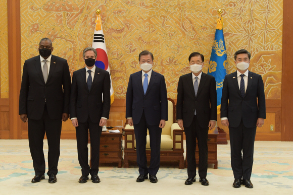 문재인 대통령이 18일 오후 청와대 본관에서 토니 블링컨 미 국무부장관과 로이드 오스틴 미 국방부장관을 접견하기에 앞서 기념촬영을 하고 있다. 2021. 3. 18 도준석 기자 pado@seoul.co.kr