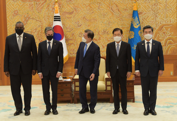 문재인 대통령이 18일 오후 청와대 본관에서 토니 블링컨 미 국무부장관과 로이드 오스틴 미 국방부장관을 접견하기에 앞서 기념촬영을 하고 있다. 2021. 3. 18 도준석 기자 pado@seoul.co.kr