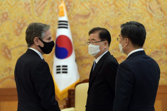 미국의 토니 블링컨 국무장관(왼쪽)과 정의용 외교부장관이 18일 청와대에서 열린 접견행사에 앞서 환담하고 있다. 오른쪽은 서욱 국방장관. 2021. 3. 18 도준석 기자 pado@seoul.co.kr