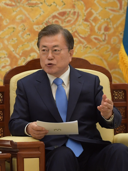 문재인 대통령이 18일 오후 청와대 본관에서 토니 블링컨 미 국무부장관과 로이드 오스틴 미 국방부장관을 접견하고 있다.  2021. 3. 18 도준석 기자 pado@seoul.co.kr