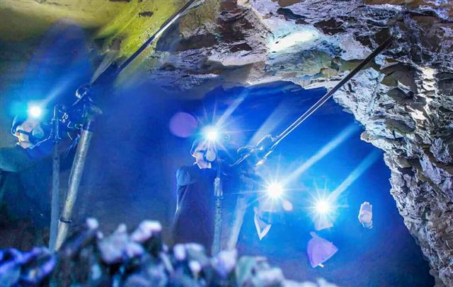 서부지구탄전에서 ‘경제 발전 투쟁’ 이행하는 북한 노동자들