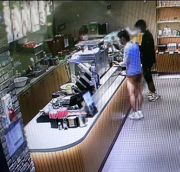 부산서 ‘하의실종남’ 커피숍 출몰 112 신고  지난 18일 부산 한 커피전문점에서 한 남성이 엉덩이가 보일 정도로 짧은 하의를 입고 커피를 주문한다는 신고가 접수돼 경찰이 추적에 나섰다고 19일 밝혔다.CCTV 영상에 찍힌 이 남성은 상의는 흰색 바람막이를 입고, 하의는 엉덩이가 훤히 보일 정도의 검은색 하의만 착용했다. 2021.3.19 부산 경찰청 제공