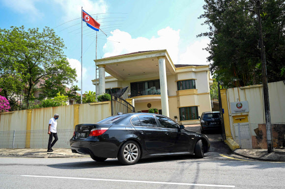 외교관계 단절 속 말레이시아 주재 北 대사관 진입하는 차량