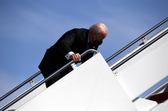 바이든 대통령은 19일(현지시간) 조지아주 애틀랜타로 가기 위해 워싱턴DC 인근 앤드루스 공군기지에서 에어포스원에 올랐다. 바이든 대통령은 열 계단 정도를 오르다 발을 헛디뎠다. AFP연합뉴스