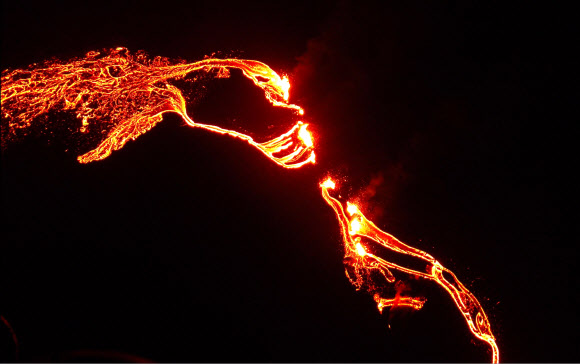 아이슬란드의 남서부 레이캬네스 반도에서 19일(현지시간) 화산이 분출한 가운데 흘러내리는 용암을 촬영한 모습. 아이슬란드는 최근 수 주간 4만회가 넘는 크고 작은 지진이 발생하면서 화산 폭발 가능성을 예견해 왔다. AFP 연합뉴스