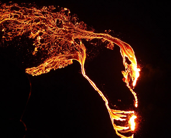 아이슬란드의 남서부 레이캬네스 반도에서 19일(현지시간) 화산이 분출한 가운데 흘러내리는 용암을 촬영한 모습. 아이슬란드는 최근 수 주간 4만회가 넘는 크고 작은 지진이 발생하면서 화산 폭발 가능성을 예견해 왔다. AFP 연합뉴스