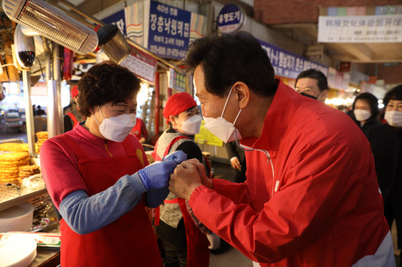 광장시장 상인들과 인사하는 국민의힘 오세훈 서울시장 후보