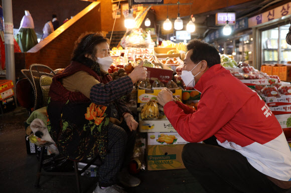광장시장 상인들과 인사하는 국민의힘 오세훈 서울시장 후보