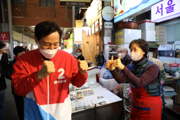 광장시장 상인들과 인사하는 국민의힘 오세훈 서울시장 후보