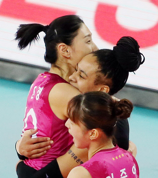 브루나한테 안기는 김연경