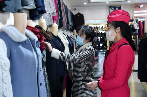 평양식 ‘복합 대형마트’서 쇼핑 중인 북한 주민