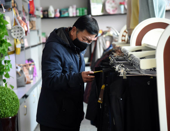 평양식 ‘복합 대형마트’서 물건 고르는 북한 주민