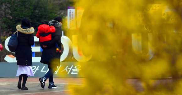 꽃샘추위가 몰아친 21일 서울 어린이대공원에서 시민들이 두꺼운 옷차림으로 산책을 하고 있다. 2021.3.21 박지환기자 popocar@seoul.co.kr