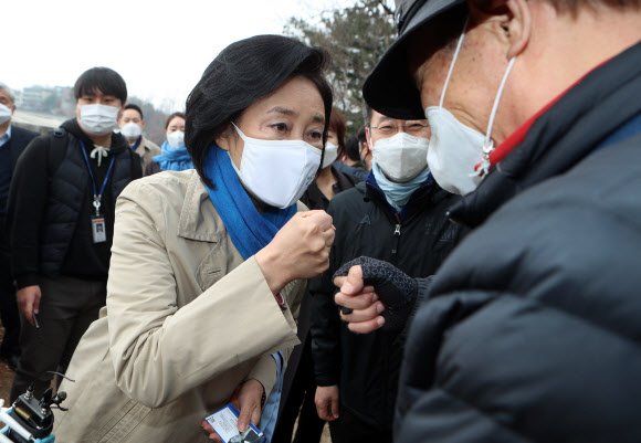 더불어민주당 박영선 서울시장 후보가 21일 서울 중구 ‘한양도성 순성길’에서 열린 ‘탄소중립위원회 출범식 참석을 마친 뒤 시민과 인사하고 있다. 2021.3.21 국회사진기자단