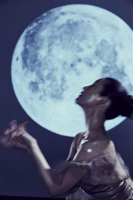 “어릴 때부터 달을 좋아해 달을 보며 기도했다”는 무용가 김주원은 음악극 ‘디어 루나’(사진)의 예술감독을 맡아 달의 변화와 같은 삶의 흐름을 춤과 영상, 이야기로 풀어낸다. 통영국제음악제 제공
