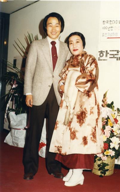 ‘한국 현대미술 100주년’(1985) 출판기념회에서 전통무용가 공옥진(오른쪽) 선생이 축하 공연을 했다.