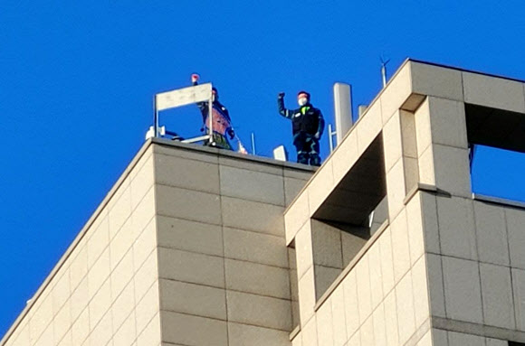 현대중공업과 현대건설기계 하청 노동자가 22일 울산 동구 현대중공업 맞은편 호텔현대 옥상에서 불법파견 문제 해결을 촉구하며 농성하고 있다. 2021.3.22  현대중공업 노조 제공