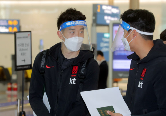 일본과의 친선경기에 나서는 축구대표팀의 조현우 등 선수들이 22일 오전 인천국제공항에서 출국수속을 하고 있다. 2021.3.22  연합뉴스