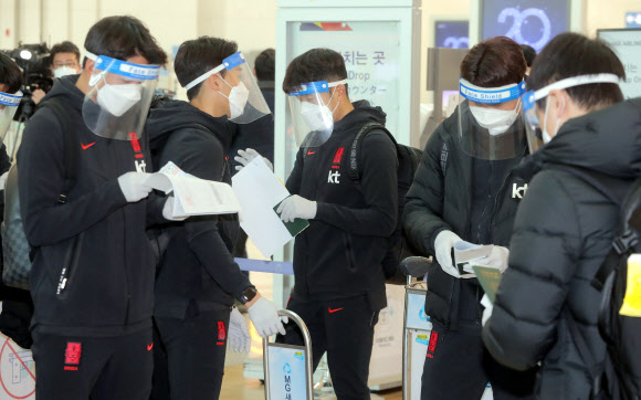 일본과의 친선경기에 나서는 축구대표팀 선수들이 22일 오전 인천국제공항에서 출국수속을 하고 있다. 2021.3.22  연합뉴스